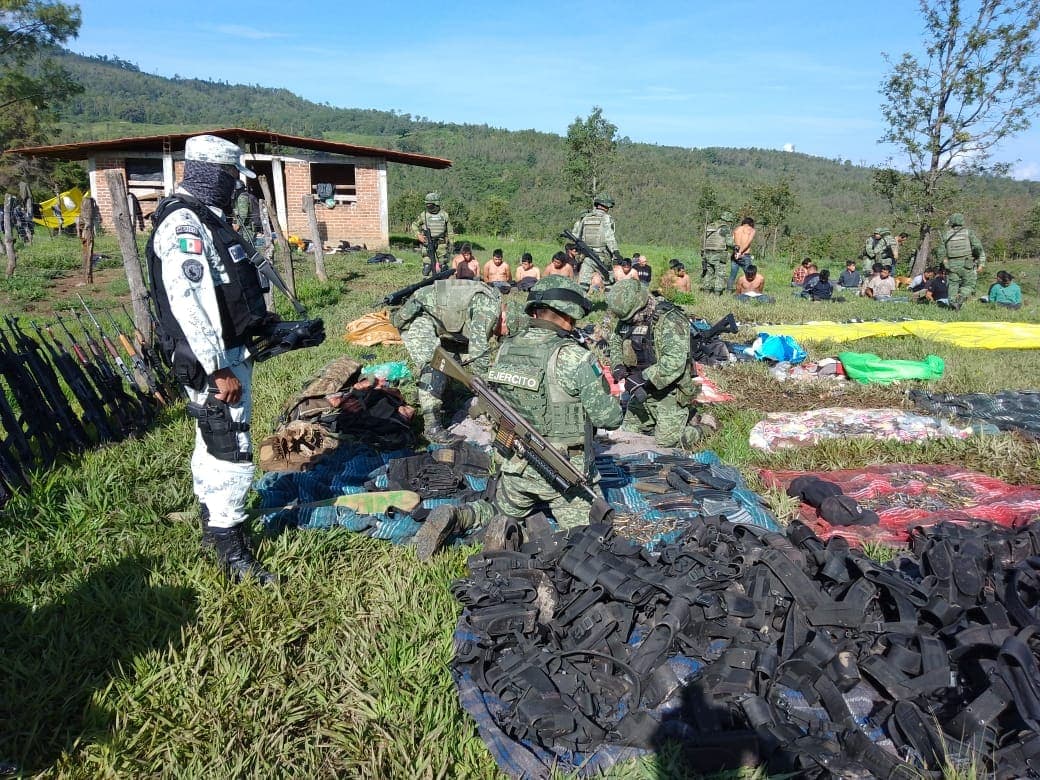 Arrestan a 37 personas en narcocampamento en Michoacán