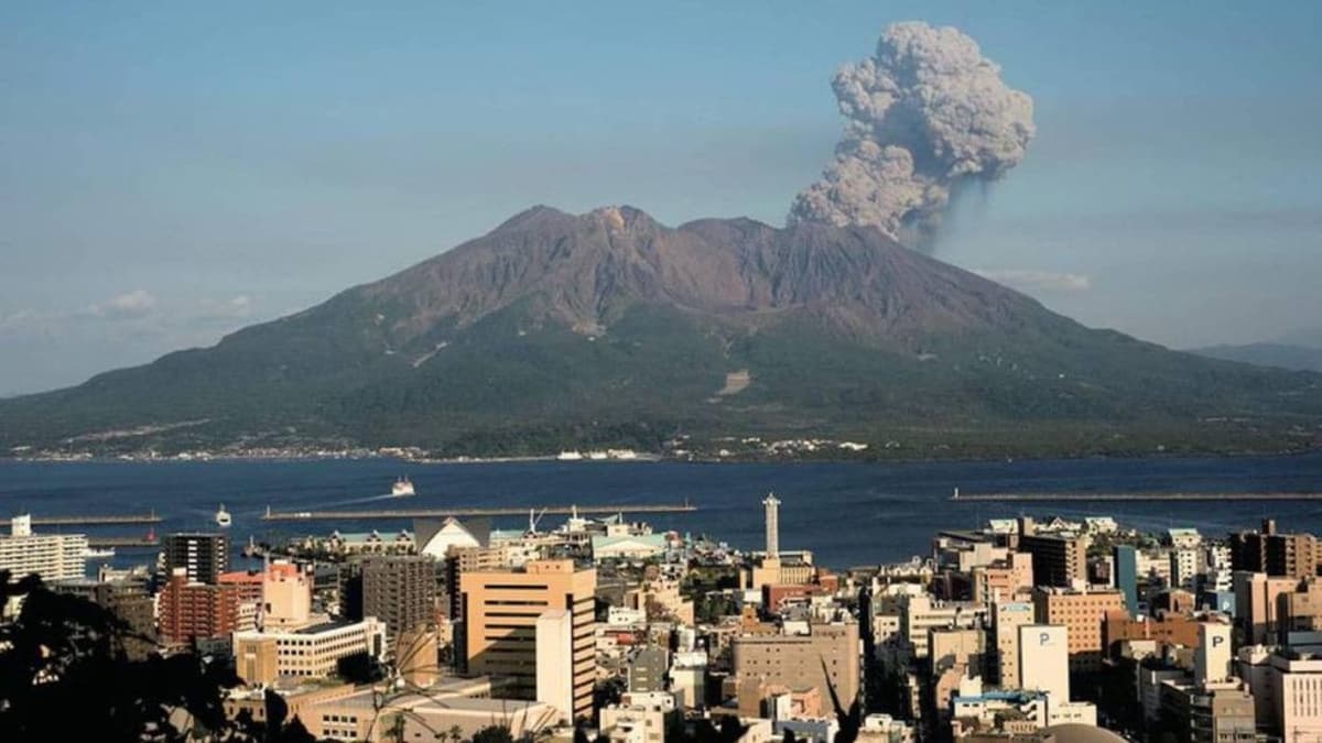 Las imágenes de la erupción del volcán Sakurajima que elevó la alerta al máximo en Japón