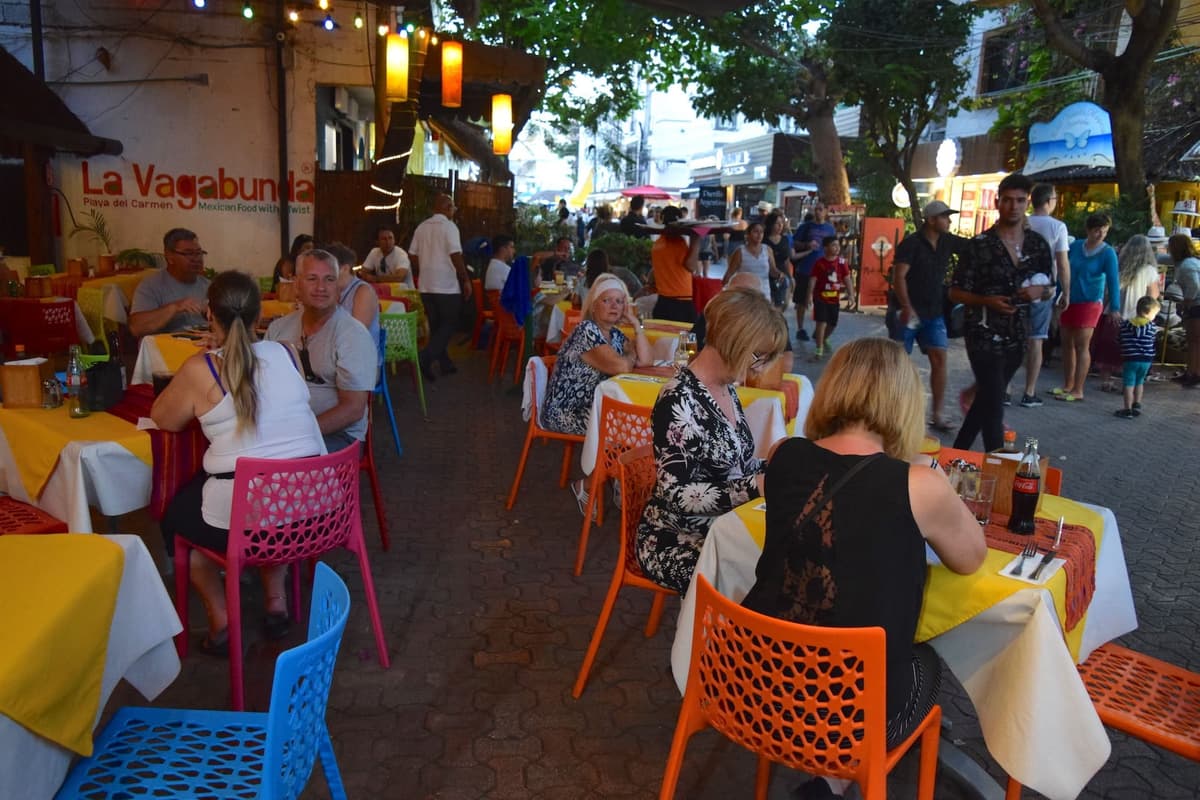 Exhiben a restaurante LA VAGABUNDA de Playa del Carmen por trato déspota a músicos y empleados