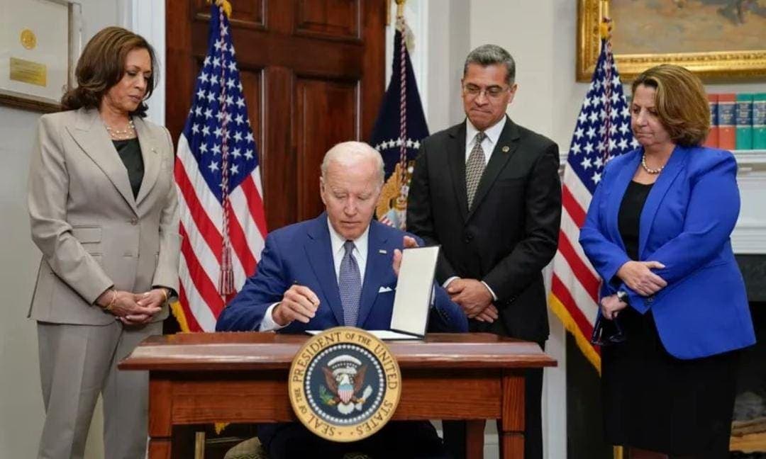 Joe Biden firma orden ejecutiva para garantizar el acceso al aborto en EU