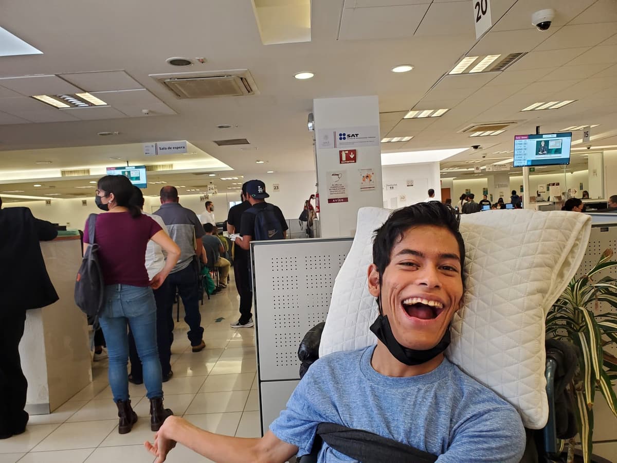 "Ya soy contribuyente": Joven con parálisis cerebral finalmente pudo registrarse en el SAT