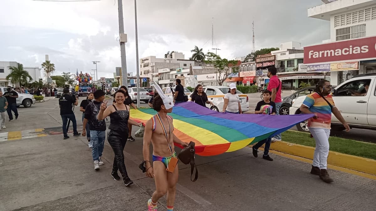 Realizan en Chetumal marcha del orgullo LGBT+ con multitudinaria convocatoria