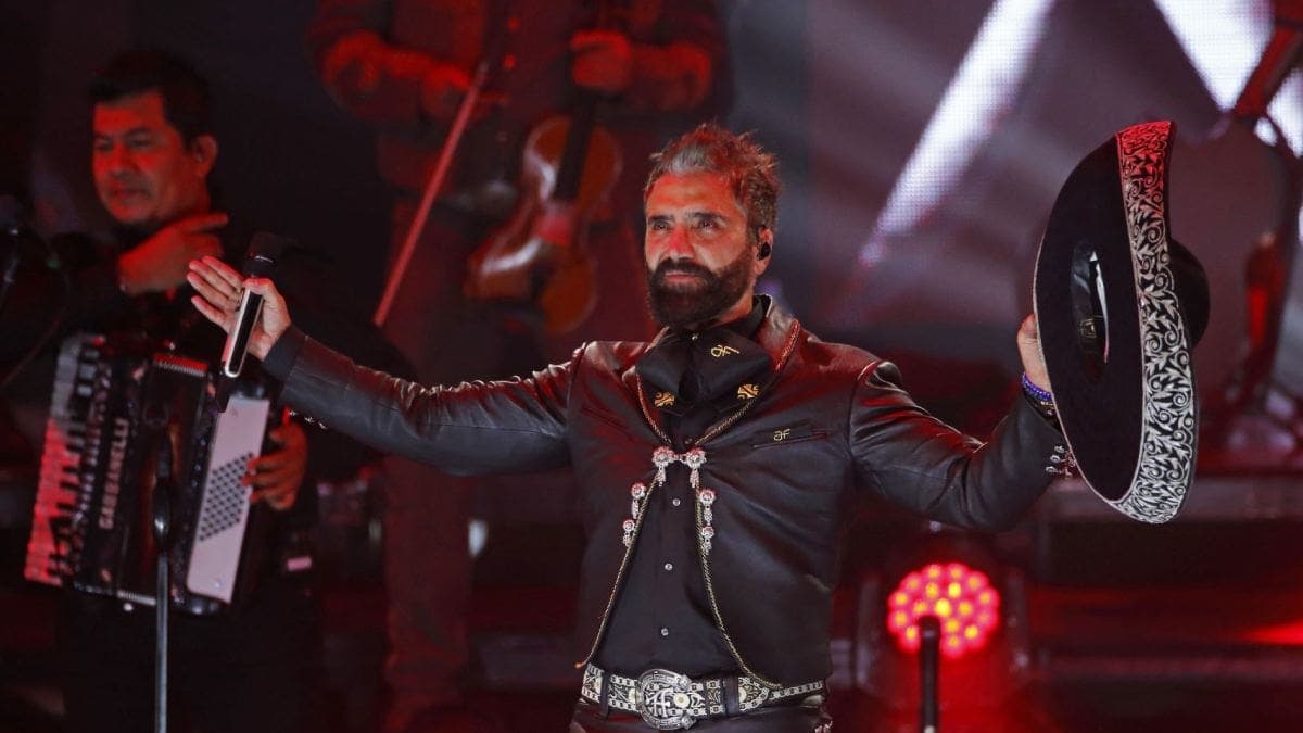 VIDEO: Alejandro Fernández 'patea' peluche del Dr. Simi durante concierto