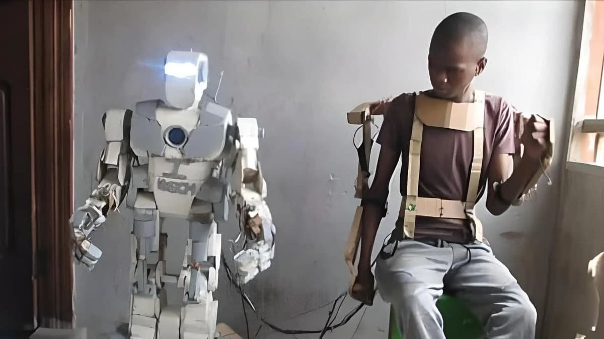 Video: Un joven asombra al mundo construyendo un robot a partir de restos de basura