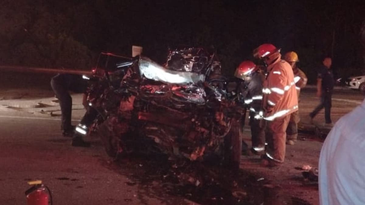 Conductor choca con autobús y queda prensado en la carretera Tulum-Playa del Carmen  