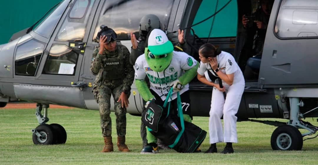 VIDEO: Marina utiliza helicóptero para trasladar a "Pochi", mascota de los Olmecas de Tabasco