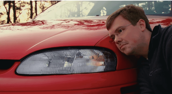 Hombre dice tener una relación amorosa con su propio vehículo