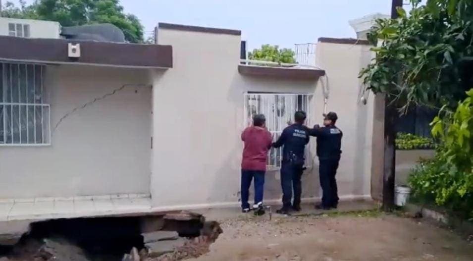 Video: Se forma socavón y se hunde una casa; rescatan a dos personas