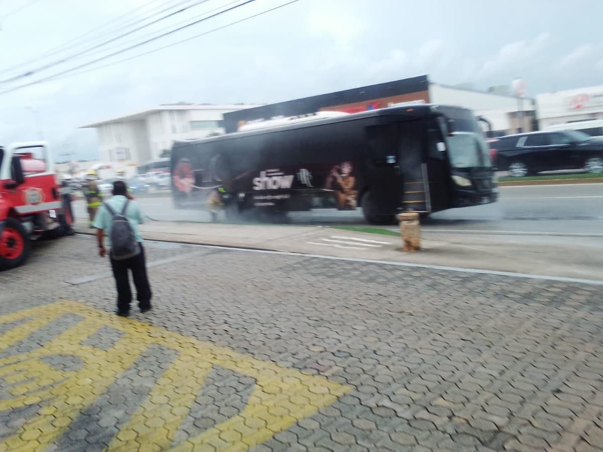 Moviliza a bomberos conato de incendio de un autobús en Playa del Carmen