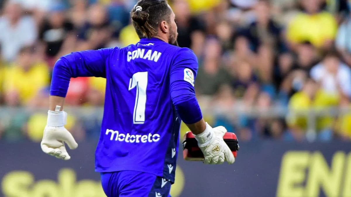 VIDEO: Portero del Cádiz corre por desfribilador y salva a fanático que sufría paro cardíaco