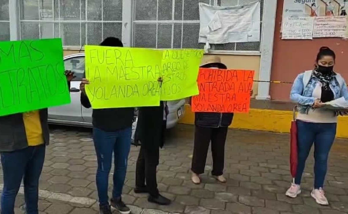 Maestra cobraba 5 pesos a alumnos que le miraban el escote o las piernas; padres exigen destitución