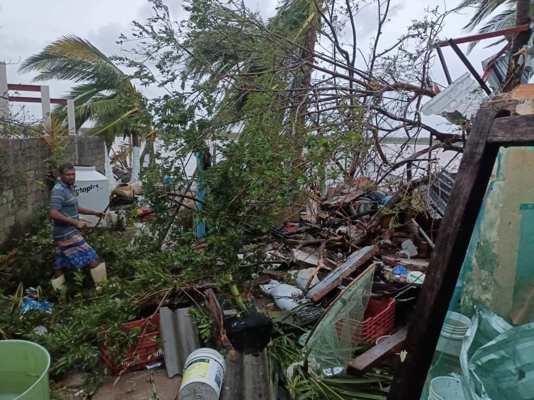 Huracán 'Roslyn' toca tierra en Nayarit y se degrada a categoría 1