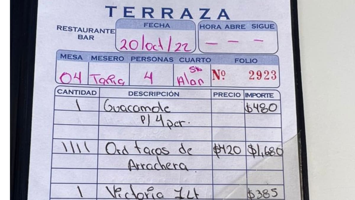 "Me vieron la cara de turista": Denuncia cobro excesivo en terraza del Zócalo