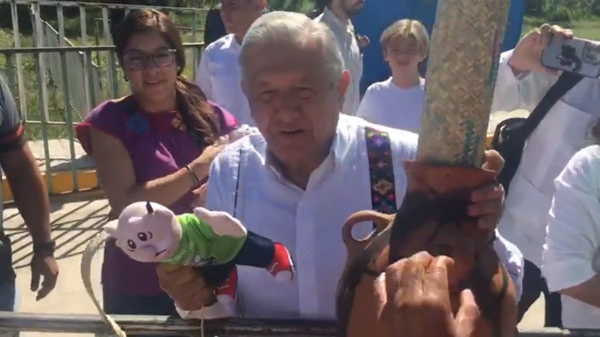 VIDEO: Le avientan un Dr. Simi a AMLO en su visita a Oaxaca