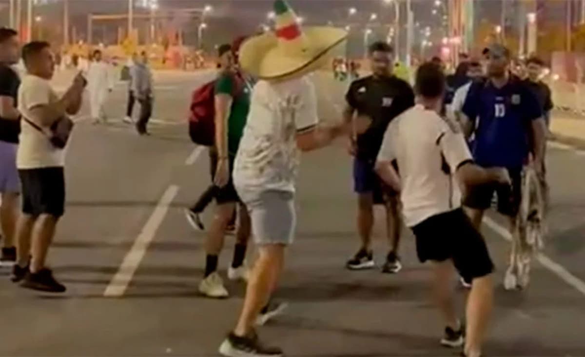 VIDEO: Mexicanos y argentinos protagonizan trifulca en calles de Qatar