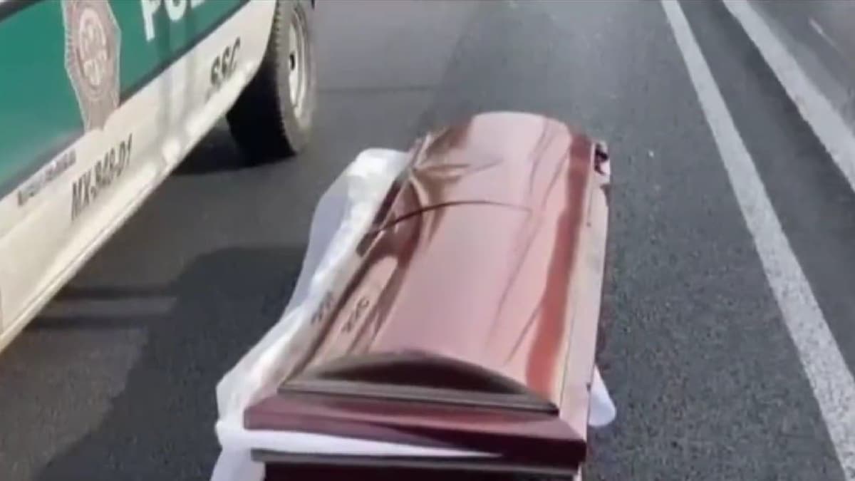 Abandonan ataúd en calle de CDMX