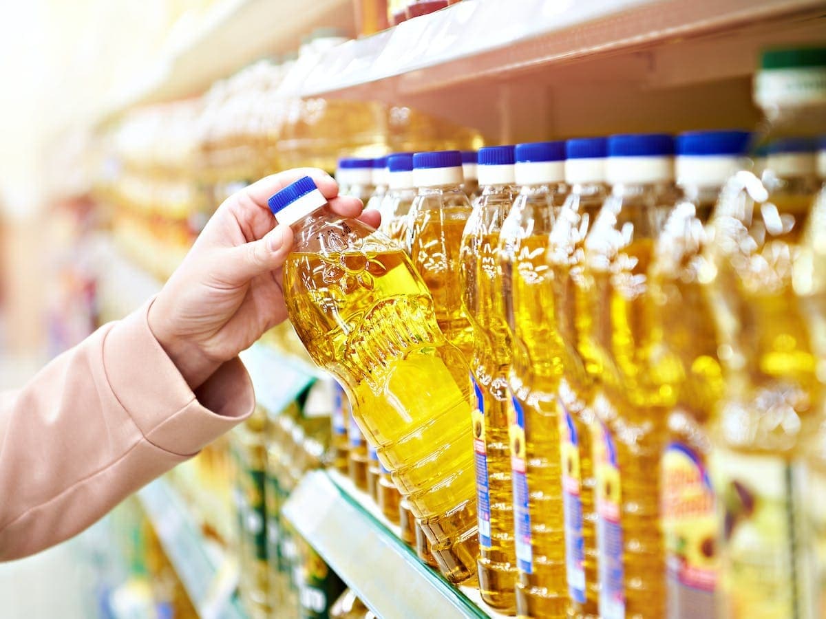 Profeco exhibe marcas de aceite de cocina adulterados