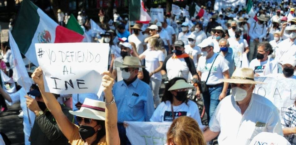 Llaman organizaciones a marchar este domingo en defensa del INE; piden no caer en provocaciones