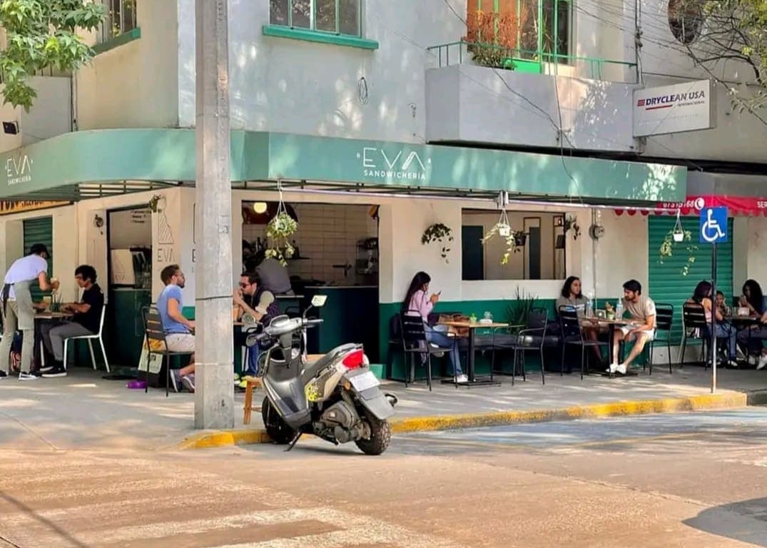 Extranjeros en CDMX exigen ser atendidos en inglés; restaurante ordena atender en español