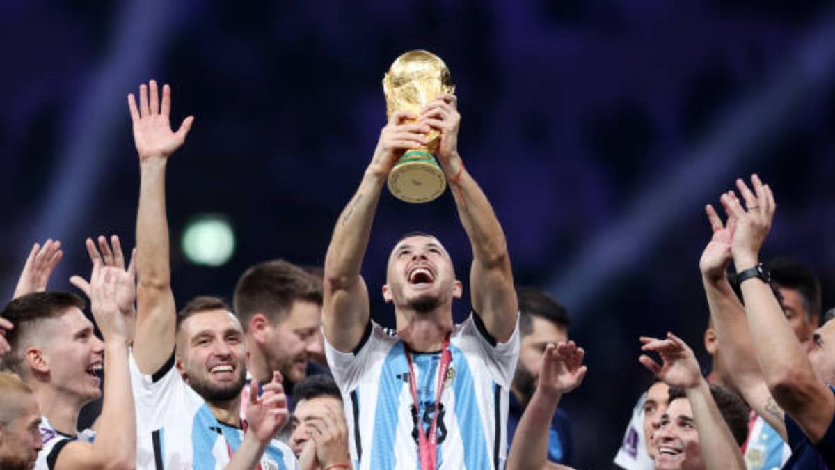 VIDEO: Guido Rodríguez 'insulta' a aficionado mexicano que quiso darle un sombrero de charro