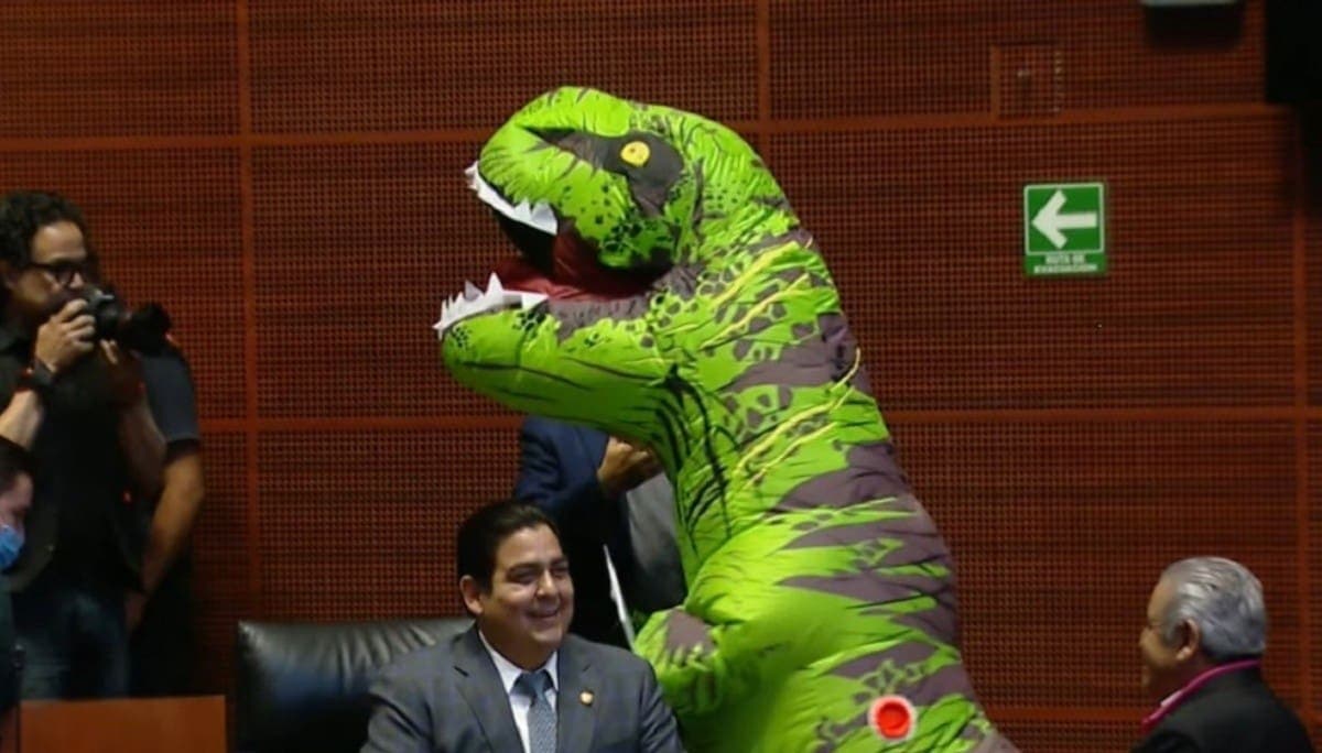 VIDEO: Xóchitl Gálvez se disfraza de dinosaurio para discutir la reforma electoral