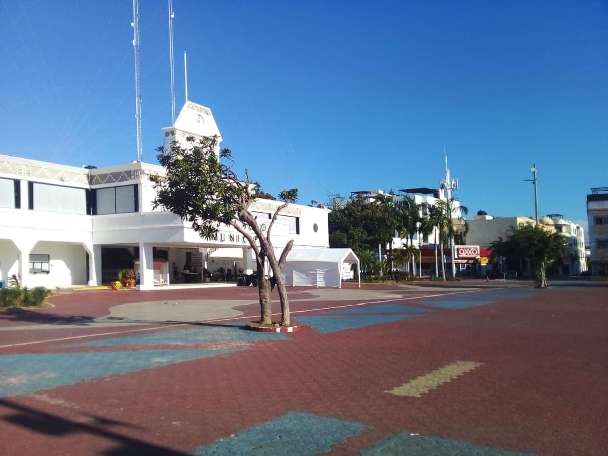 Convoca Carlos Mimenza a mega protesta por desapariciones... y no asiste nadie en Playa del Carmen