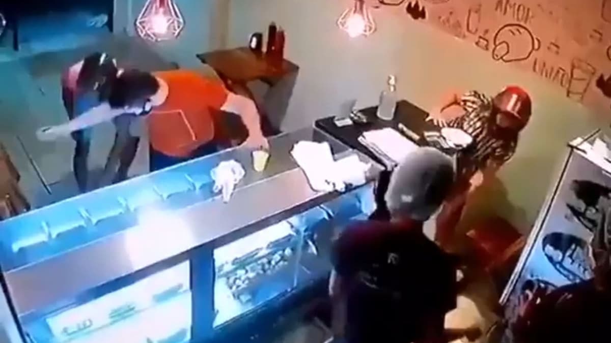 VIDEO: Mujer abandona a su compañero de asalto y huye con el botín