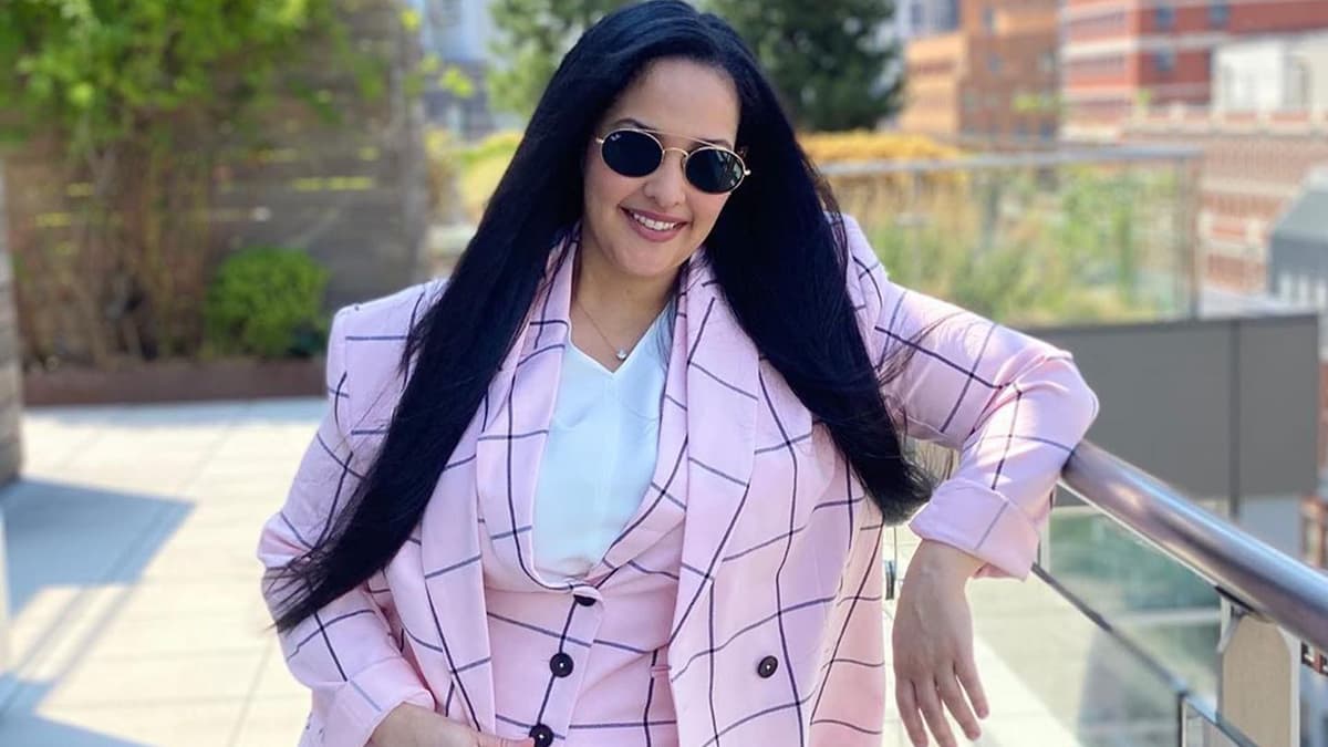 VIDEO: Abogada de 'El Chapo' se lanza como cantante de regional mexicano