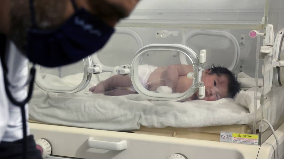 Intentan secuestrar a Aya, la bebé ‘milagro’ nacida bajo los escombros en Siria