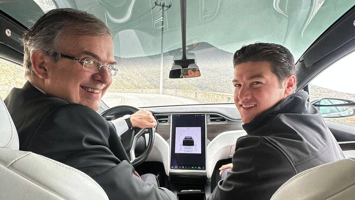 Video: Samuel García le presta a Marcelo Ebrard el Tesla de Mariana Rodríguez para paseo mañanero