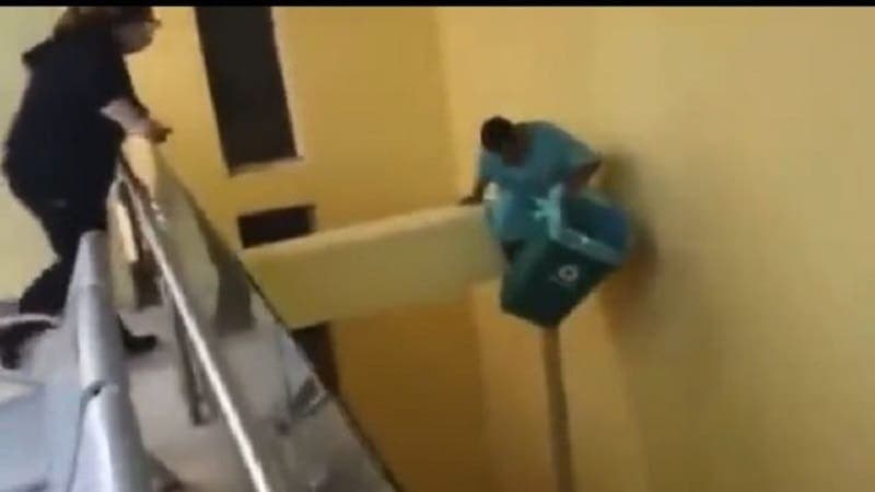Video: Hombre se lanza de segundo piso en hospital; IMSS lo reporta como estable
