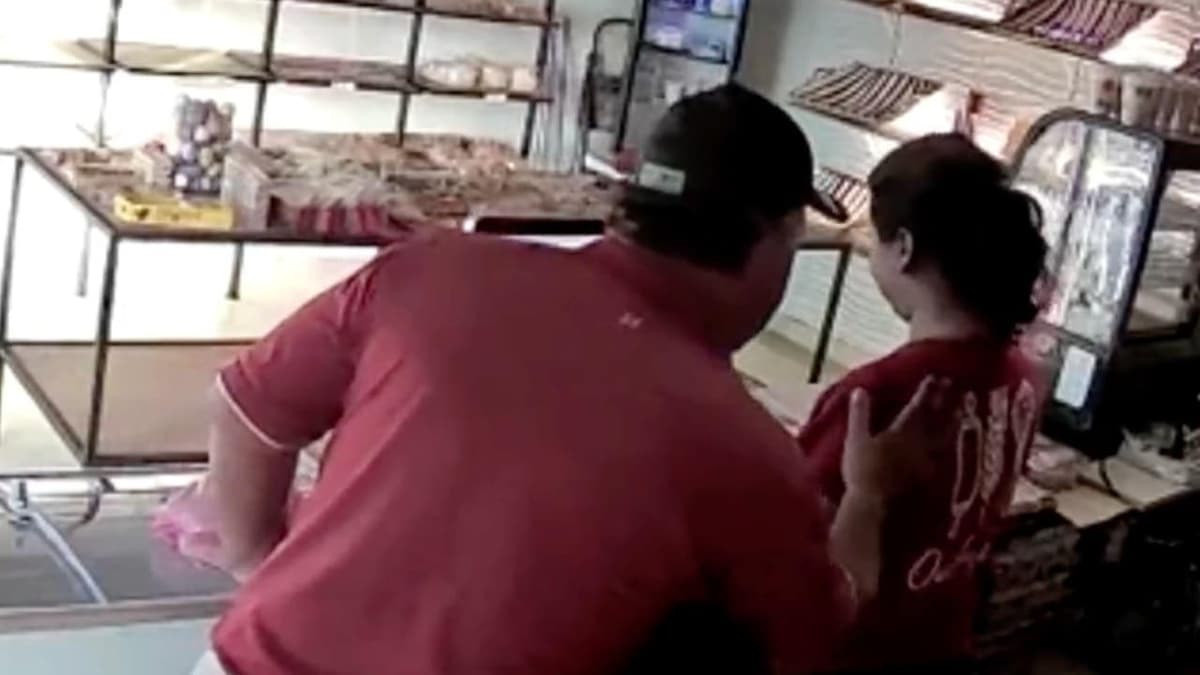 VIDEO: Captan a hombre acosando y tocando a mujer en club de golf de Morelos