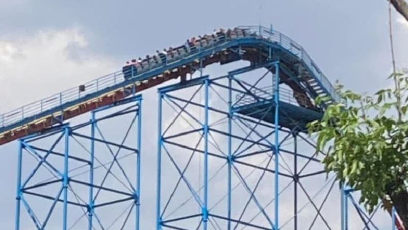 Reportan falla en el 'Superman' de Six Flags; se habría quedado varado con personas a bordo