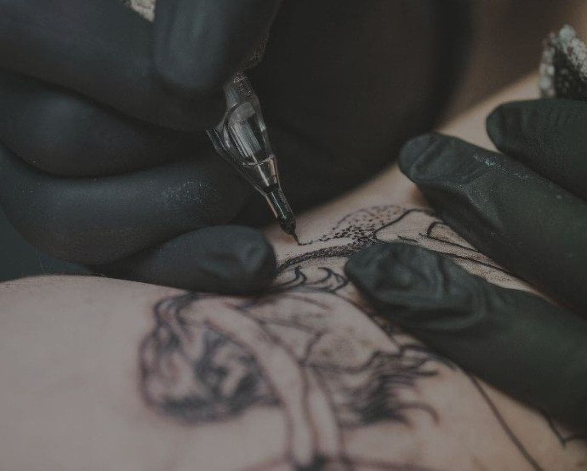 Pareja enfrenta cargos por tatuar a sus hijos a la fuerza en Texas