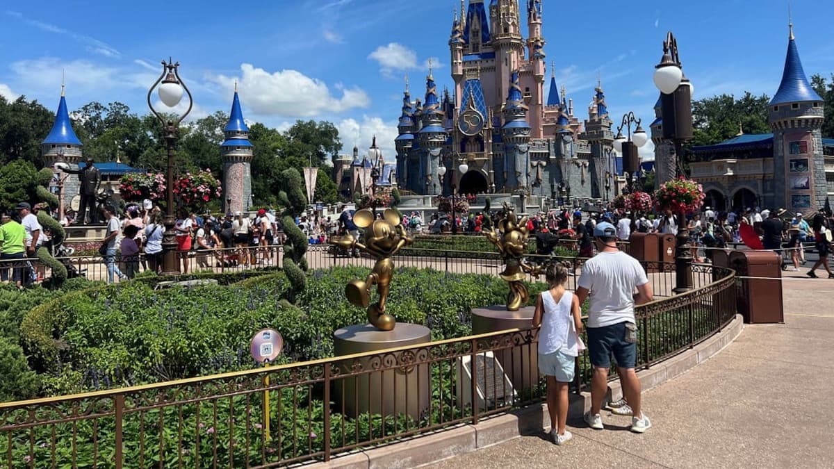 Arrestan a ex empleado de Disney World por grabar bajo las faldas de clientas sin su permiso