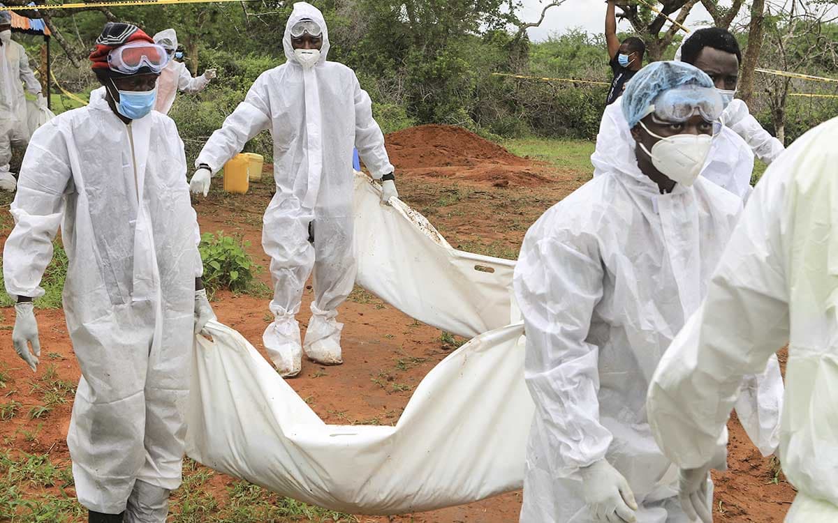 Suman 27 cuerpos hallados en fosas en los terrenos del líder de un culto en Kenia