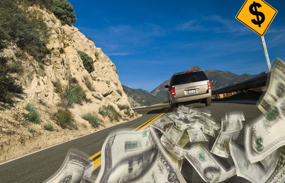 Automovilista arroja 200 mil dólares en una autopista para "bendecir a otros"