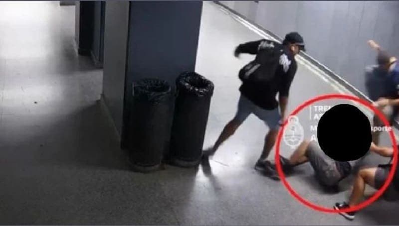 Video: Intenta robar el celular de una mujer y pasajeros le dan golpiza