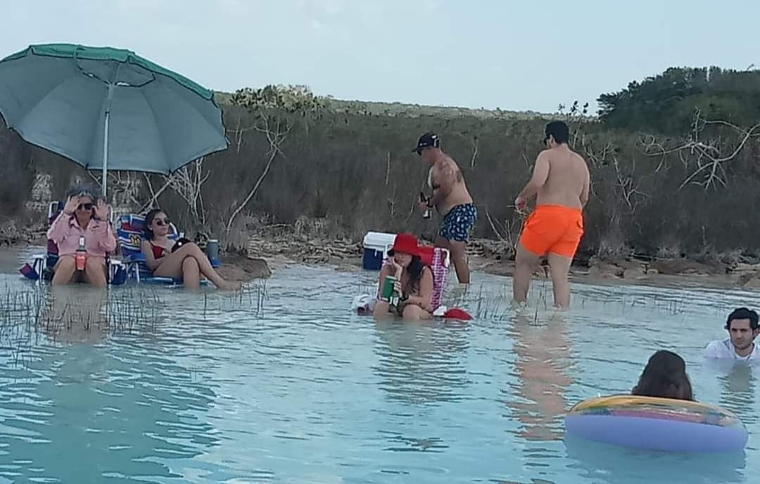 Captan a locales armando camping encima de los estromatolitos de la laguna de Bacalar
