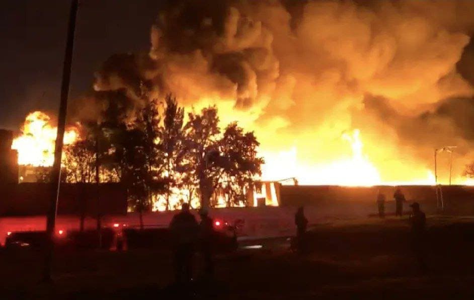 Se registra incendio en la Central de Abastos de Iztapalapa