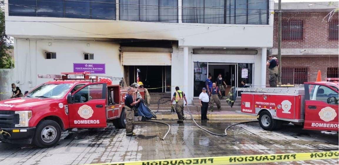 A pocos días de las elecciones en Coahuila, se incendian oficinas del IEC en Monclova