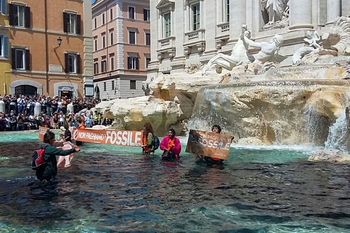 VIDEO: Activistas tiñen de negro la Fontana di Trevi en protesta por inundaciones en Italia