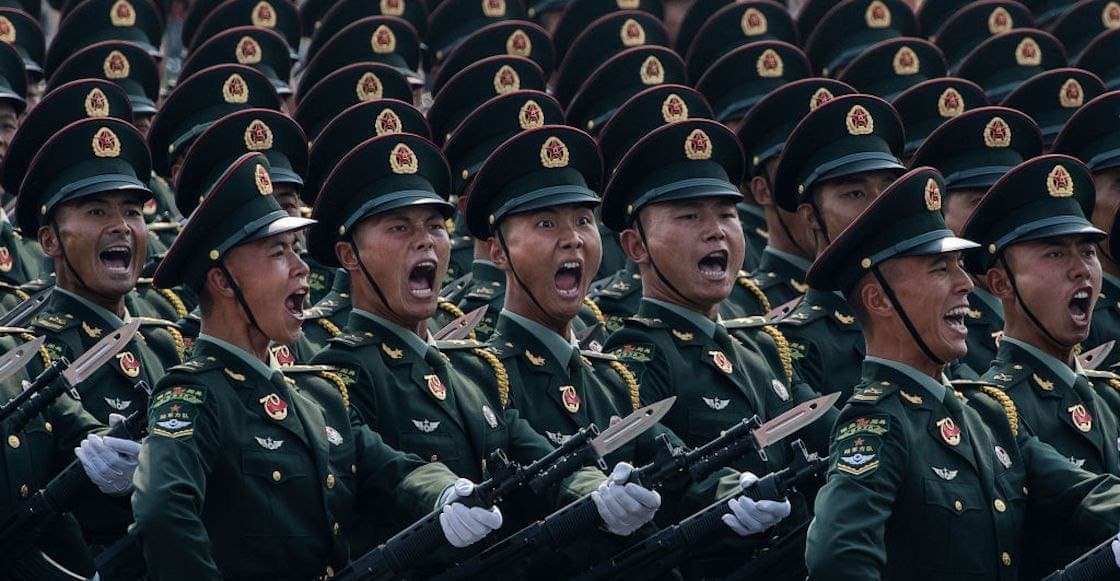 Gobierno de China multa a empresa con 2 mdd por chiste sobre el Ejército y perros