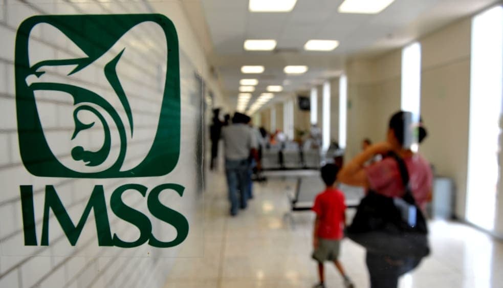 Mujer da a luz en el baño de un hospital del IMSS en Hidalgo; no le permitieron ingresar