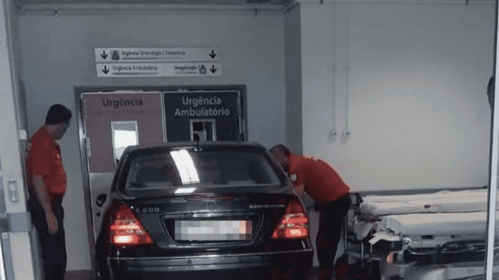 Hombre invade con su coche sala de urgencias y exige ser atendido
