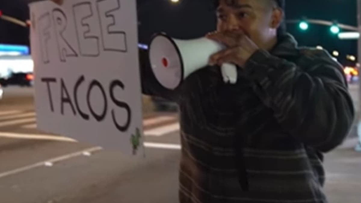 VIDEO: Tiktoker compra puestos de tacos enteros y los regala a paisanos en EEUU