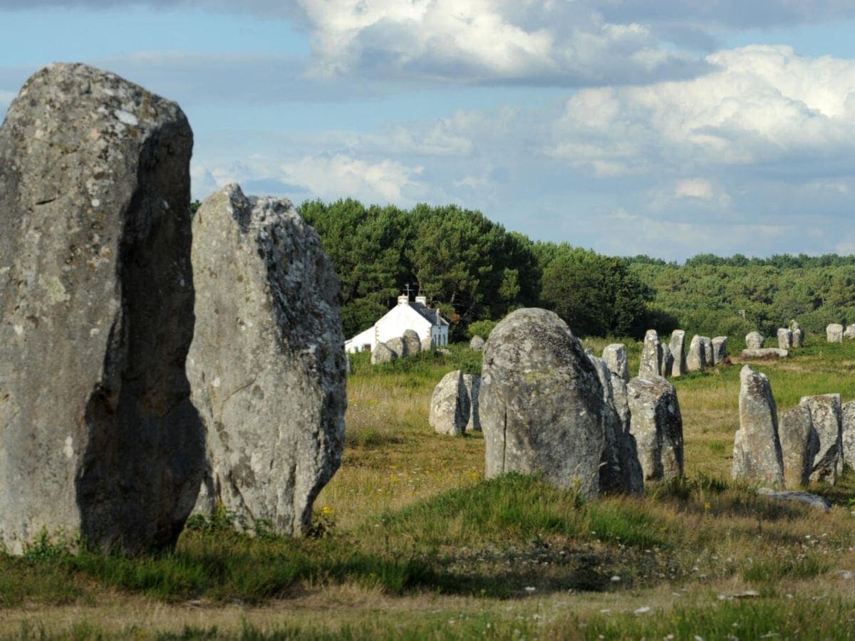 Alcalde en Francia ordena demolición de piedras megalíticas para construir tienda