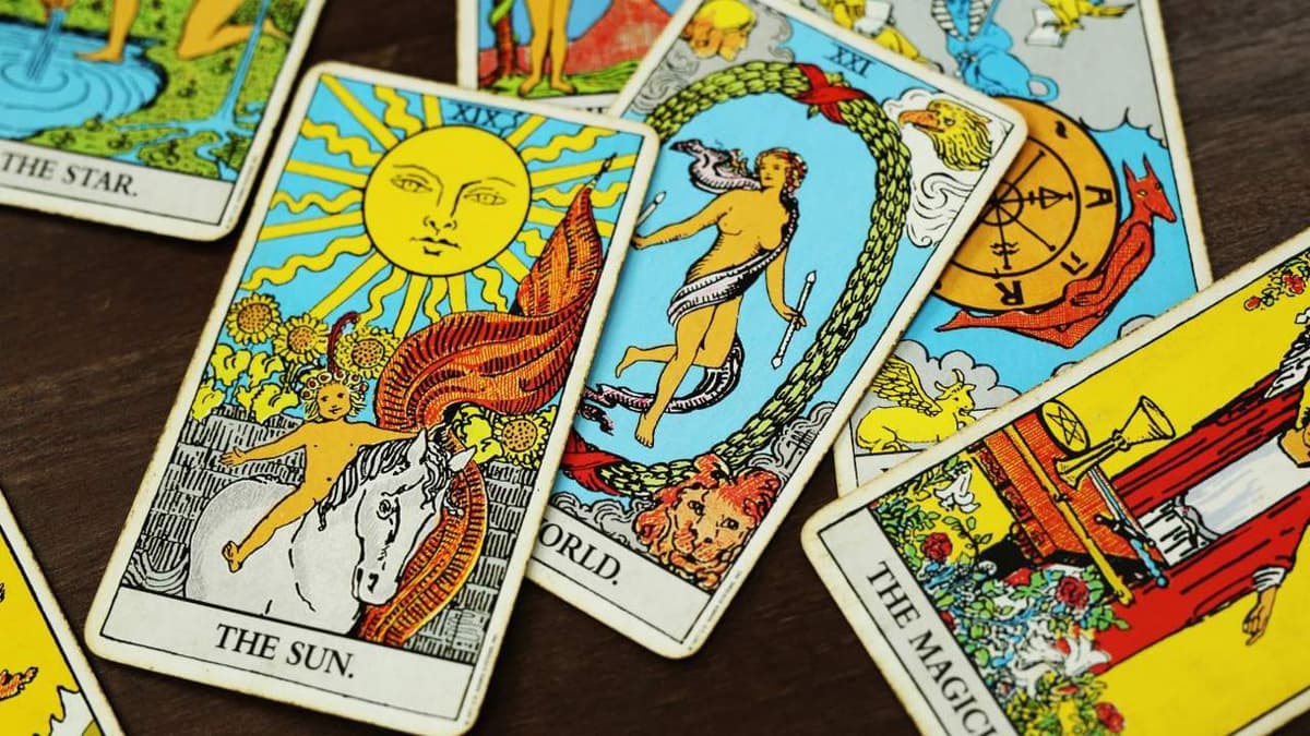 Estudiante gana "pesitos extra" leyendo el tarot en la escuela a sus compañeros