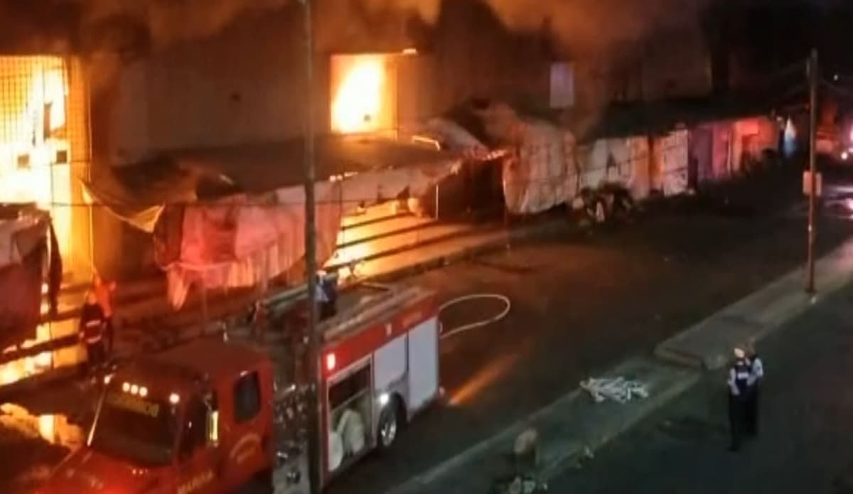 VIDEO: Se incendia el Mercado Central de Acapulco tras explosión de tanques de gas