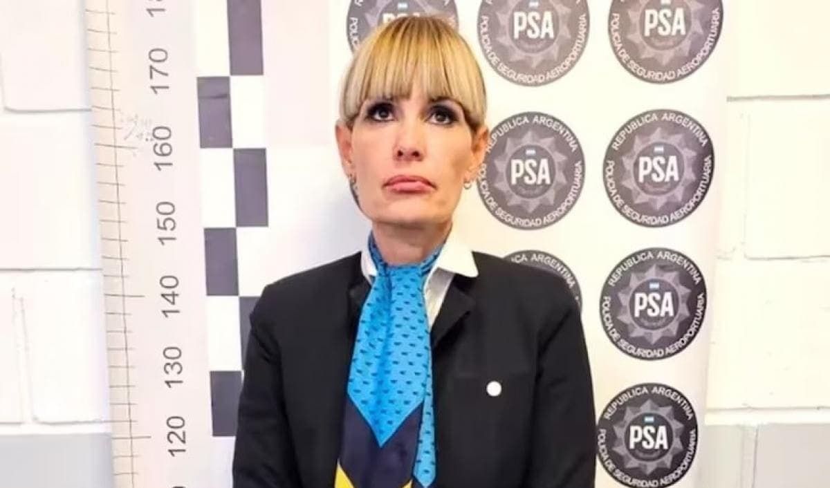Acusan a azafata de crear falsa amenaza de bomba en un vuelo para vengarse de su ex